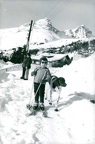 Vintage fotografija Farah Pahlavi39 -a koji stoji na snijegu.