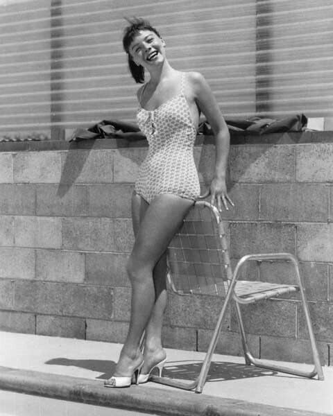 Janet Munro 1950-ih Pin-up Smijuća se u kupaćem kostimu po bazenu 8x10 inča fotografija