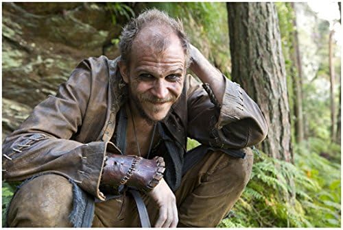 Vikings Gustaf Skarsgård kao Floki izbliza nasmiješi se u šumi 8 x 10 fotografija
